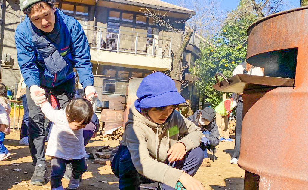 ドラム缶の火を調整している様子